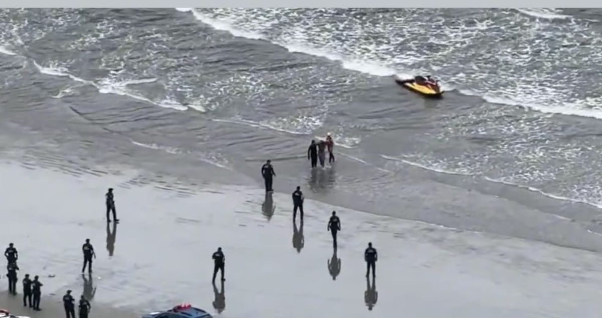Os guardar acionaram o Grupamento de Bombeiros Marítimo e foram atrás do jovem, que que entrou na água para escapar