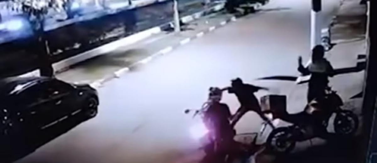 A vítima teve sua motocicleta e celular levados