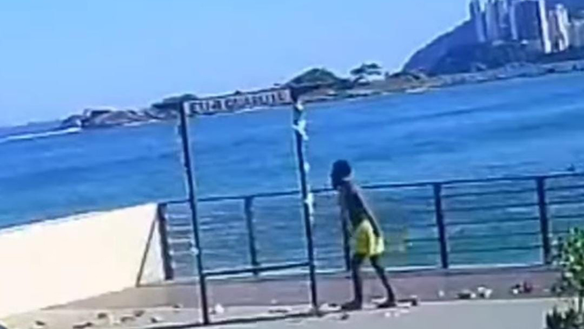 O indivíduo já retirou praticamente quase todas as flores do painel instagramável