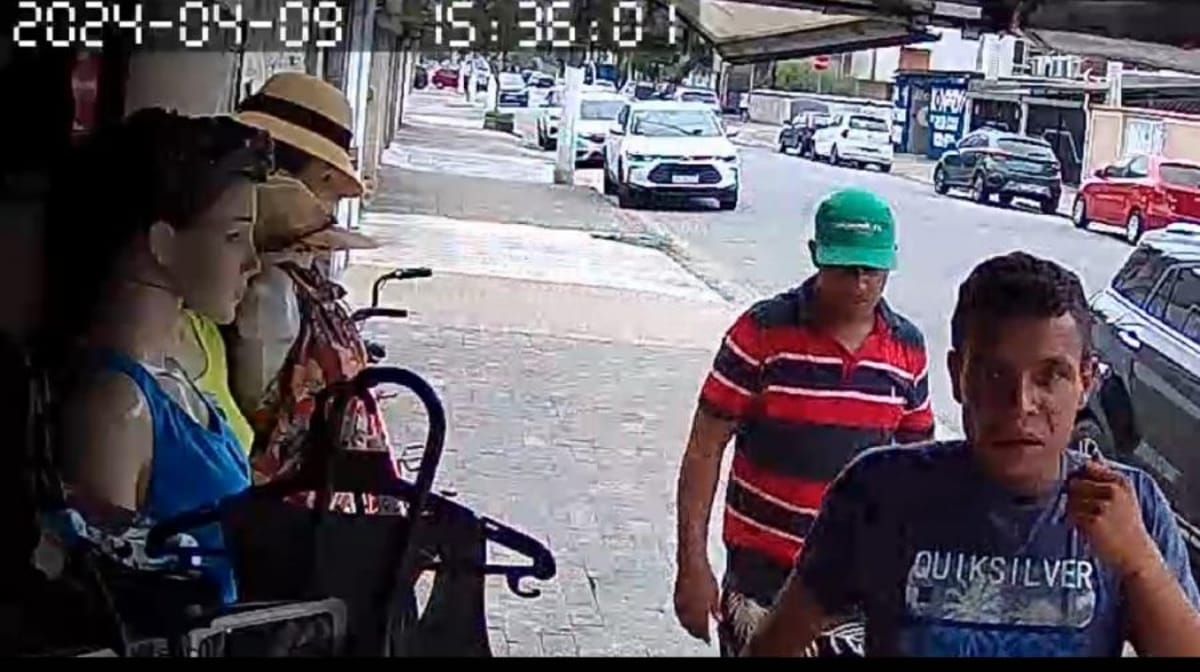 O marido da vítima caiu no chão ao tentar perseguir os assaltantes e sofreu ferimentos na cabeça