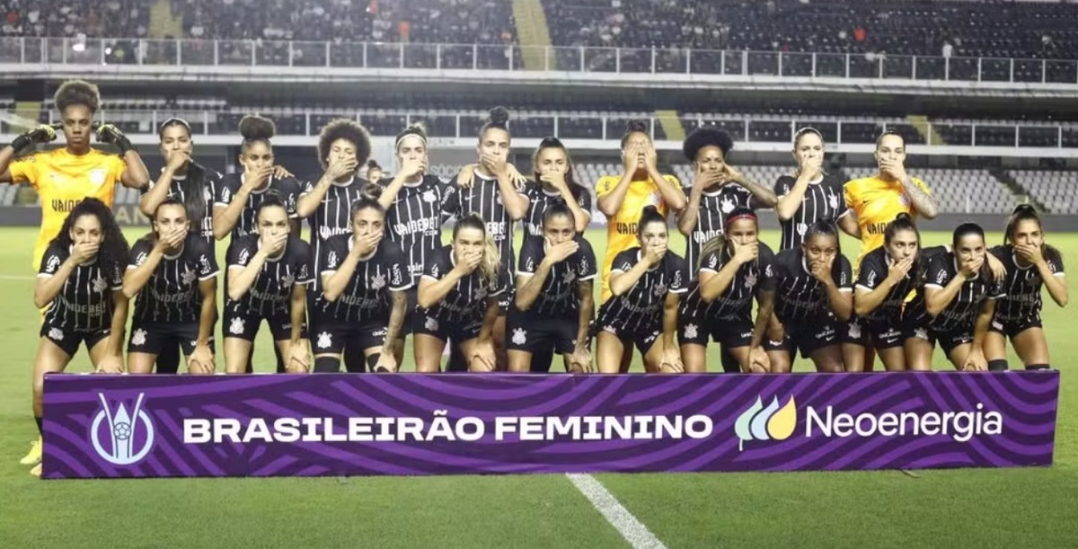 Jogadoras do Corinthians protestam contra retorno de Kleiton Lima ao futebol feminino
