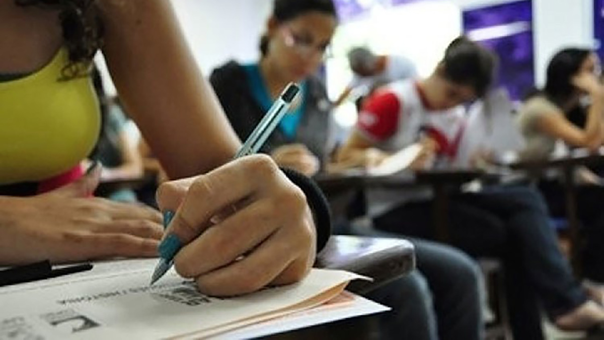 A remuneração inicial é de R$ 8.300, com direito a auxílio-alimentação