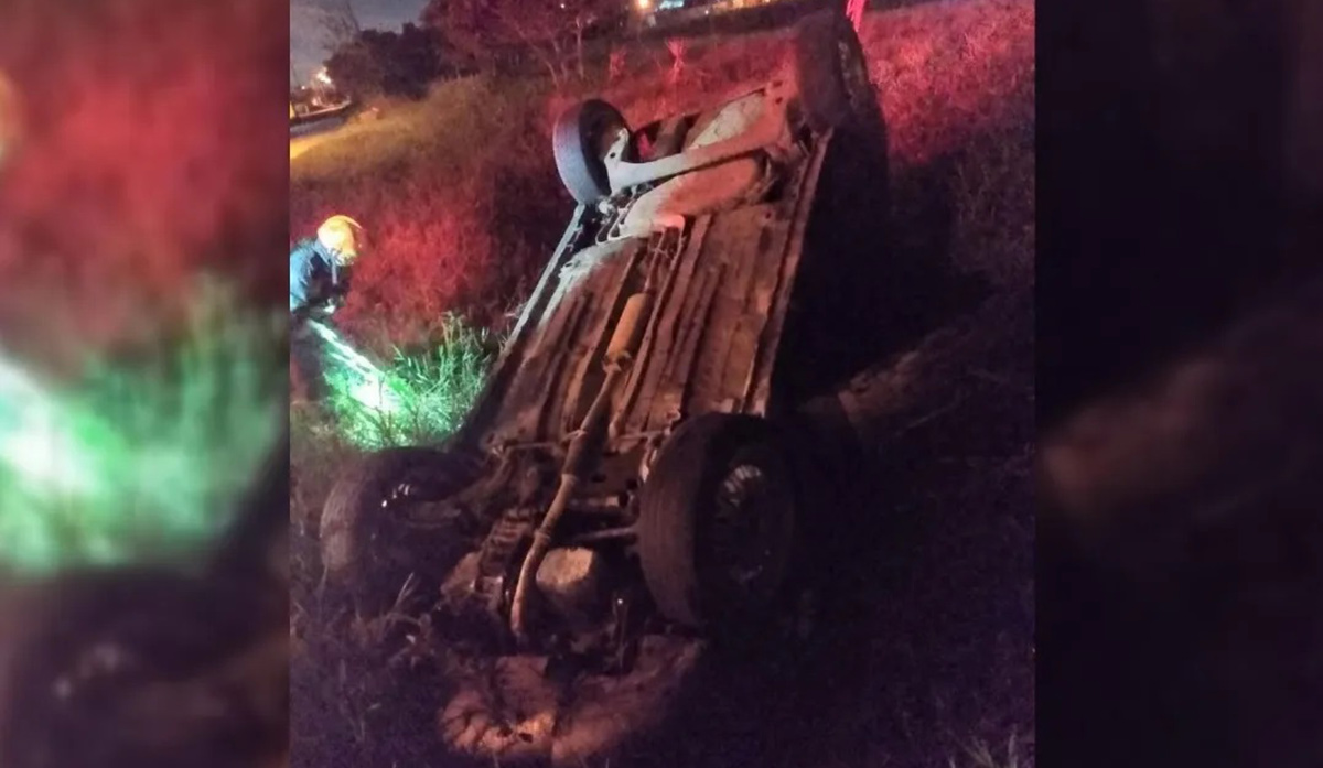 Motorista caiu com o carro em um corrego e fugiu em Itanhaem