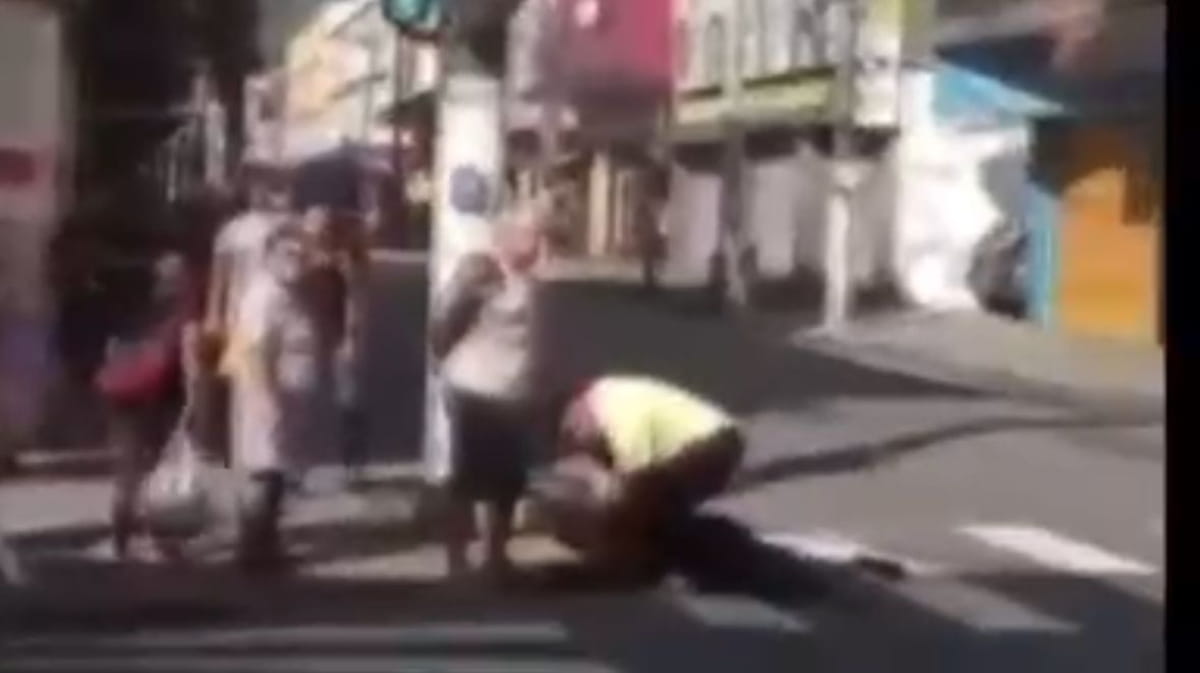 O suspeito correu e conseguiu se soltar, porém o motorista o alcançou e o conteve até a polícia chegar.