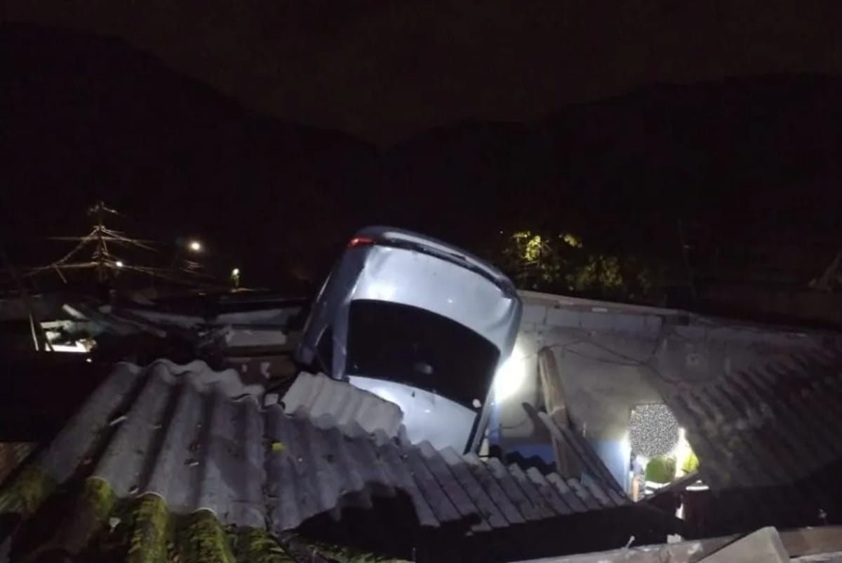 O caso ocorreu por volta das 20h e nenhuma pessoa estava no cômodo atingido pelo carro