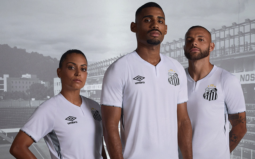 A camisa branca leva uma grande imagem da lendária Vila Belmiro