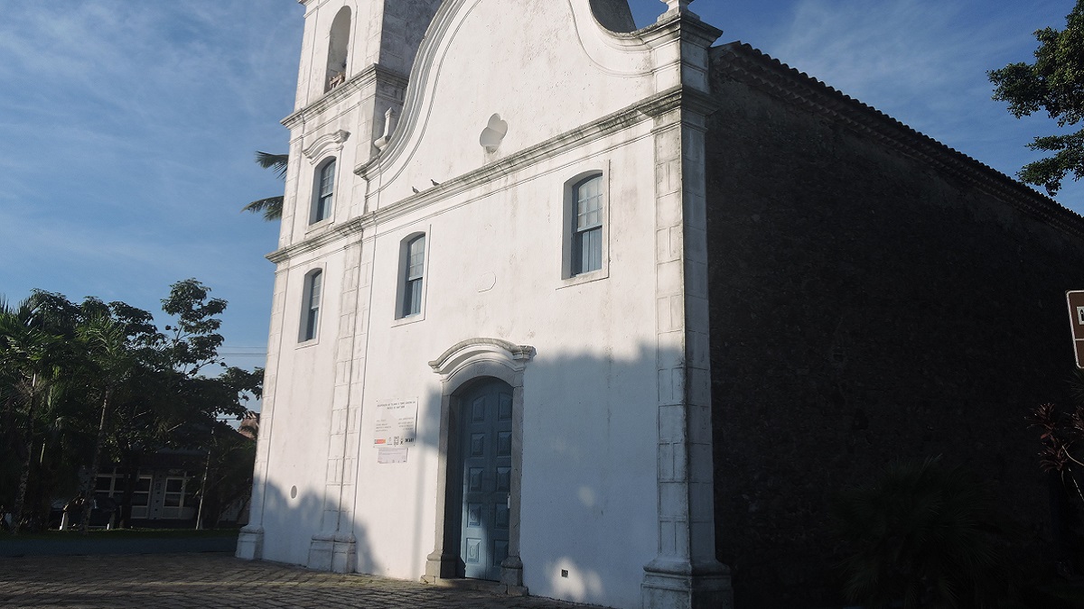 Igreja Matriz, um dos mais importantes monumentos históricos, ainda passa por obras, no centro de Itanhaém 