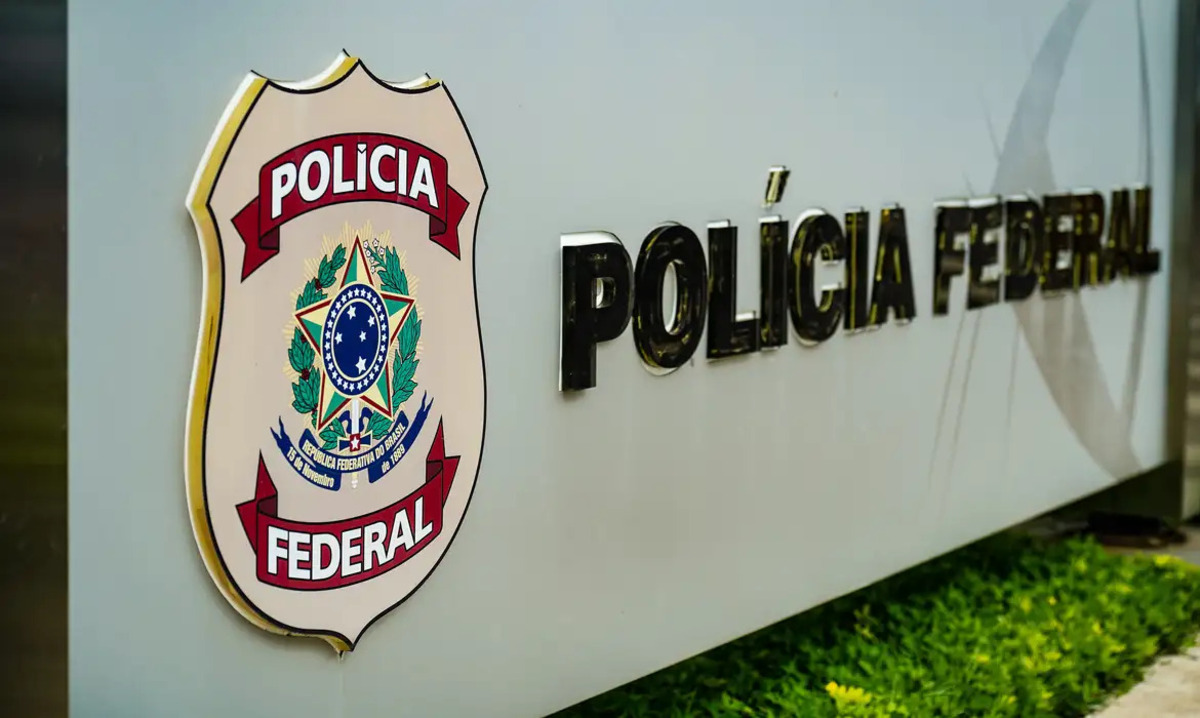 O homem foi preso em flagrante e conduzido a Delegacia de Polícia Federal em Santos.