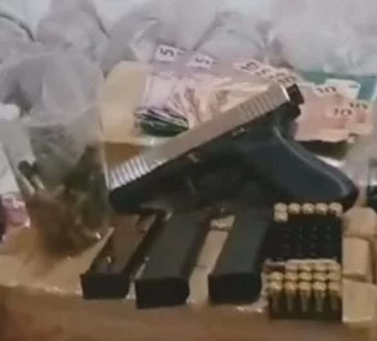 Foi localizada a residência onde foi achado armamentos, munições e carregadores