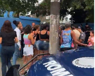 Populares se reuniram em um protesto pacifico, na Vila Mirim, em decorrência da morte de um aluno de 13 anos, que foi vítima de agressões na Escola Estadual Professor Júlio Pardo Couto