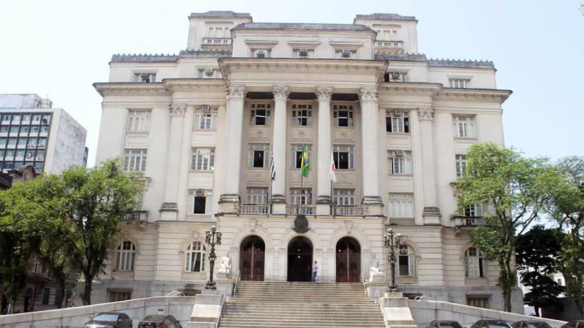 Para curso superior, há vagas para cirurgiões dentistas e médicos