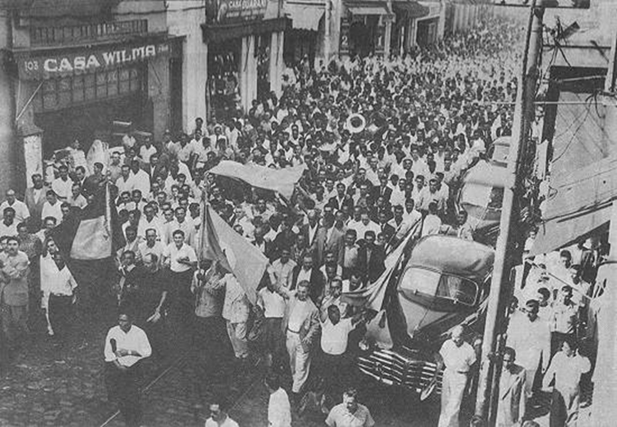 Manifestantes trabalhistas na Rua General Câmara, Centro de Santos
