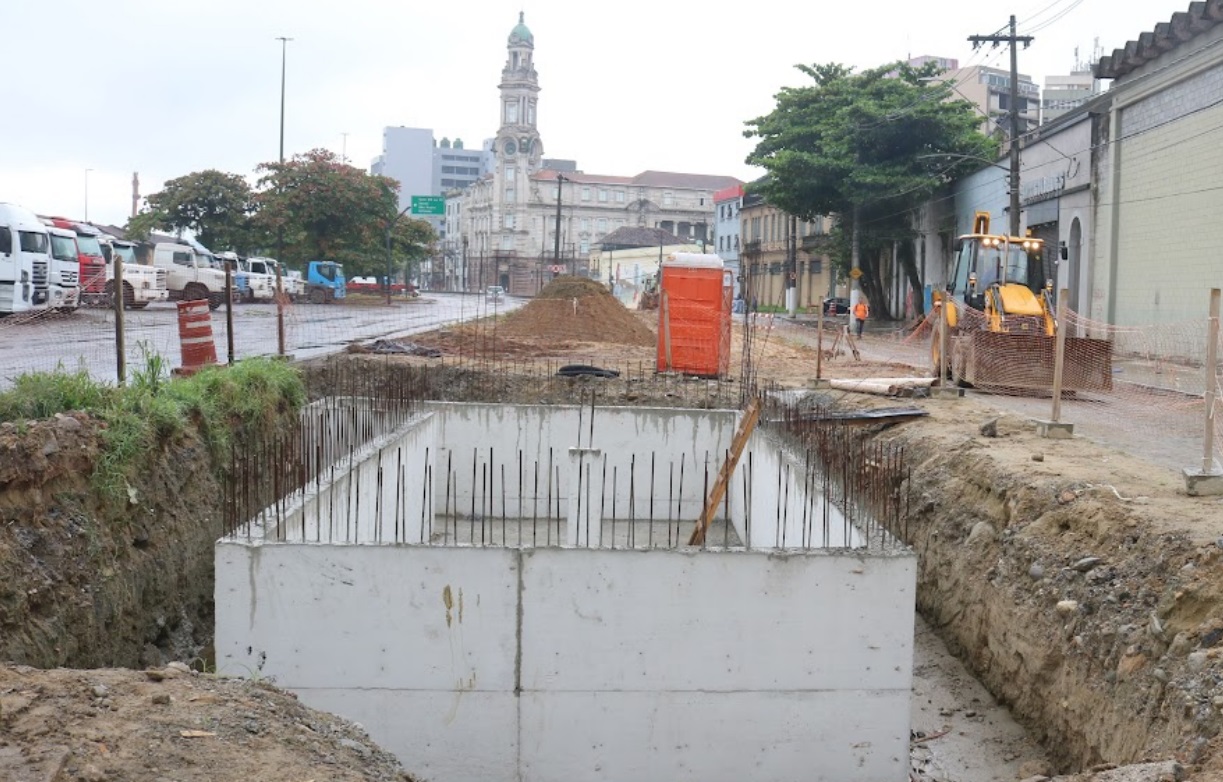Obras da construção de fonte interativa em eixo turístico do Centro Histórico de Santos