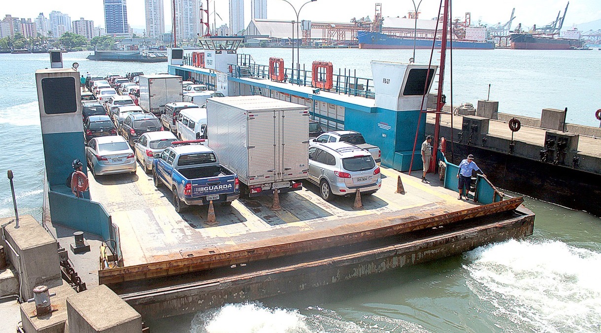 A operação é realizada com cinco embarcações