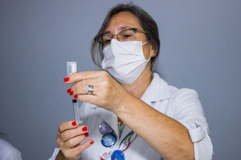 O imunizante está disponível em todas as 26 Unidades Básicas de Saúde (UBS)/Estratégias de Saúde da Família (ESF), de segunda a sexta-feira, das 9h às 16h30