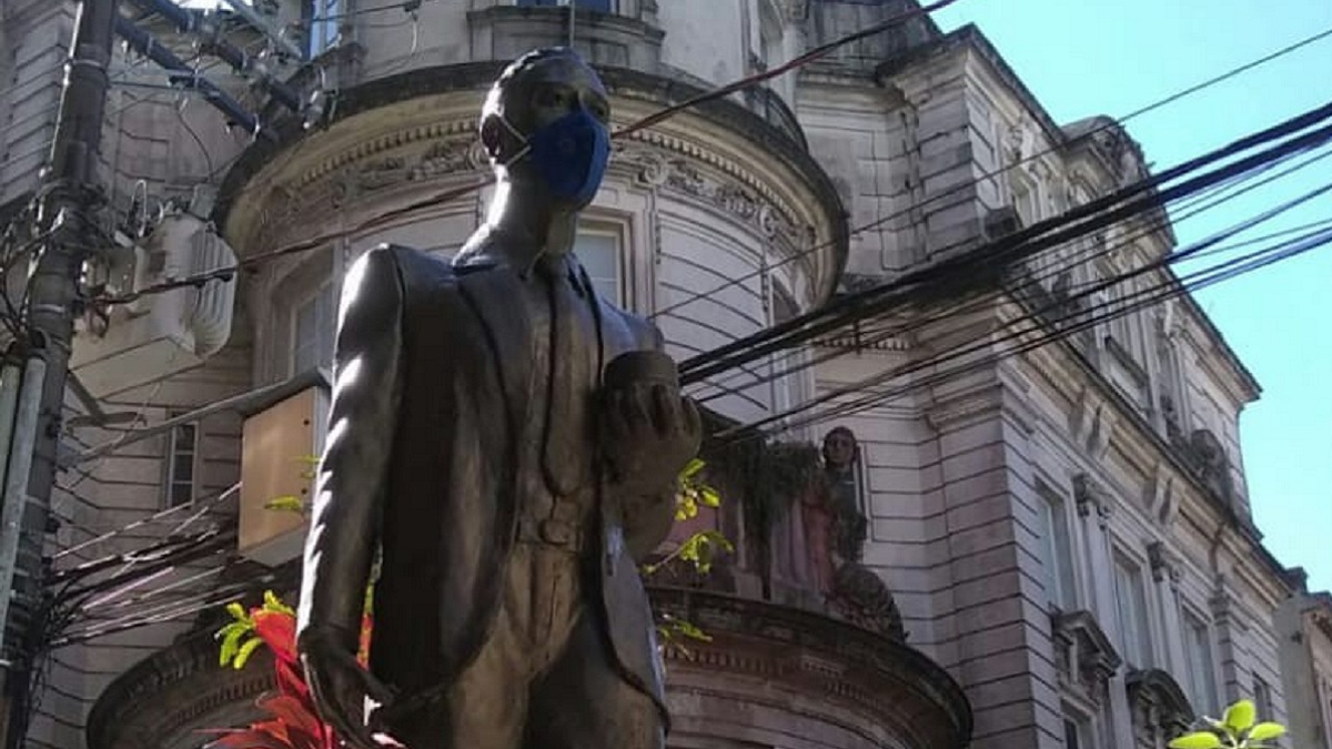 Estátua feita em homenagem aos corretores de café segue guardada em Santos