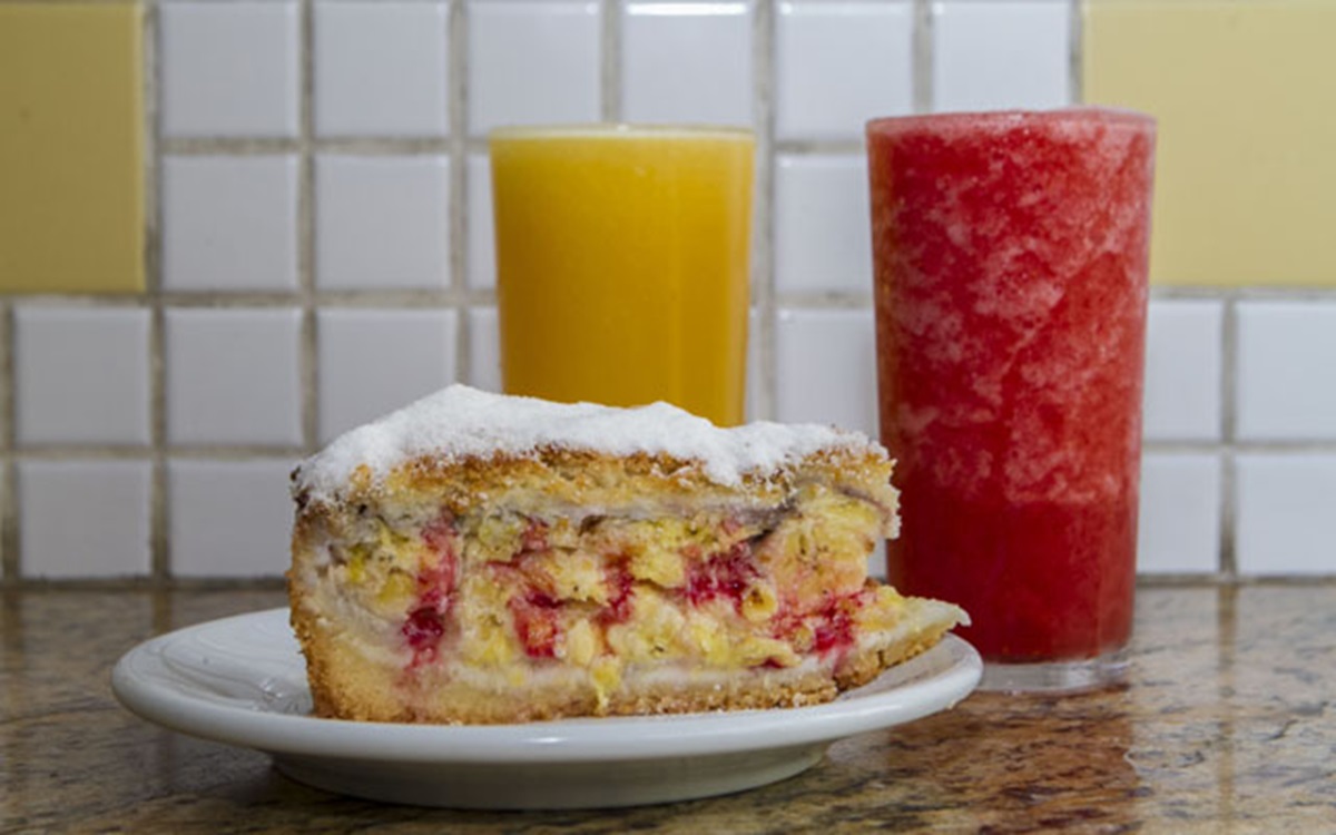 Torta de banana do Lanches Sevilha, no Gonzaga, é a preferida dos turistas