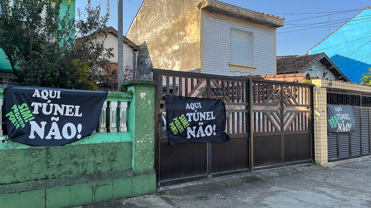 O traçado defendido pela APS ocorre, no lado Santos, ao final da Rodrigues Alves, com uma desapropriação privada que atingiria, além do galpão, o prédio da Guarda Portuária