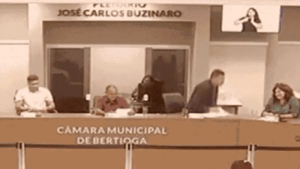 Além de não ler, Pereira fez comentários que provocaram risos de alguns colegas