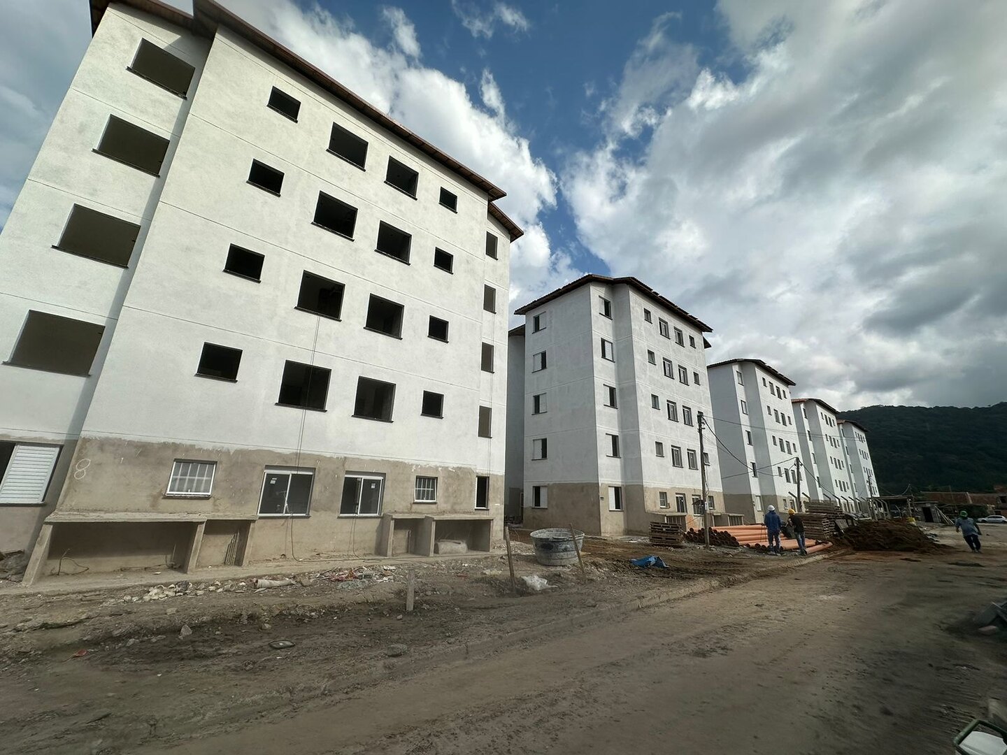 As obras habitacionais seguem em ritmo acelerado, em Guarujá, no litoral de São Paulo