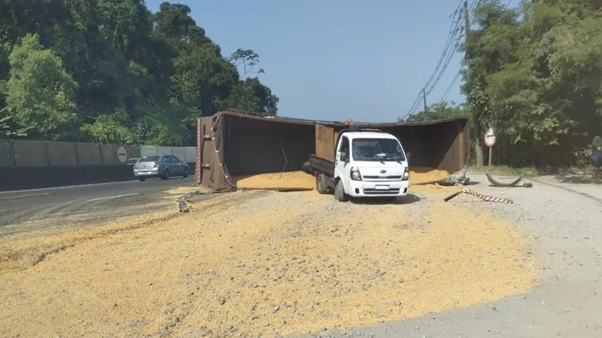 o motorista da carreta, de 33 anos, não sofreu ferimentoS