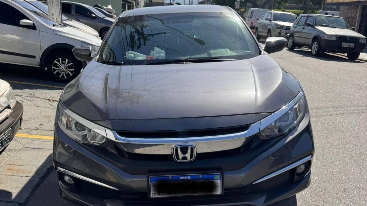 O automóvel foi vistoriado e apreendido para ser submetido a exames periciais