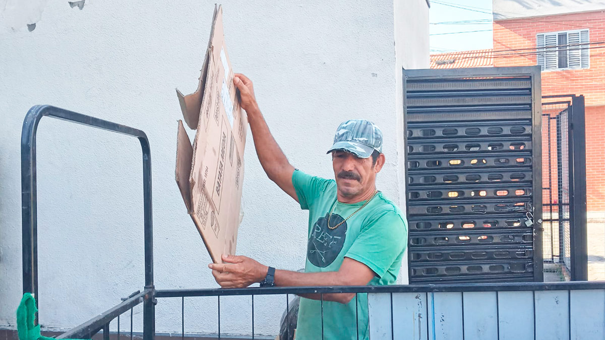 George passa, pela manhã, com sua carreta em comércios e recolhe o papelão e o plástico, em Itanhaém