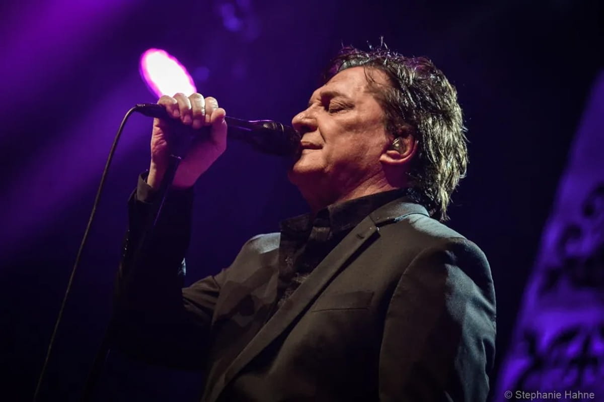 Às 21h é a vez do cantor Fábio Junior subir ao palco para celebrar os 33 anos de Bertioga.