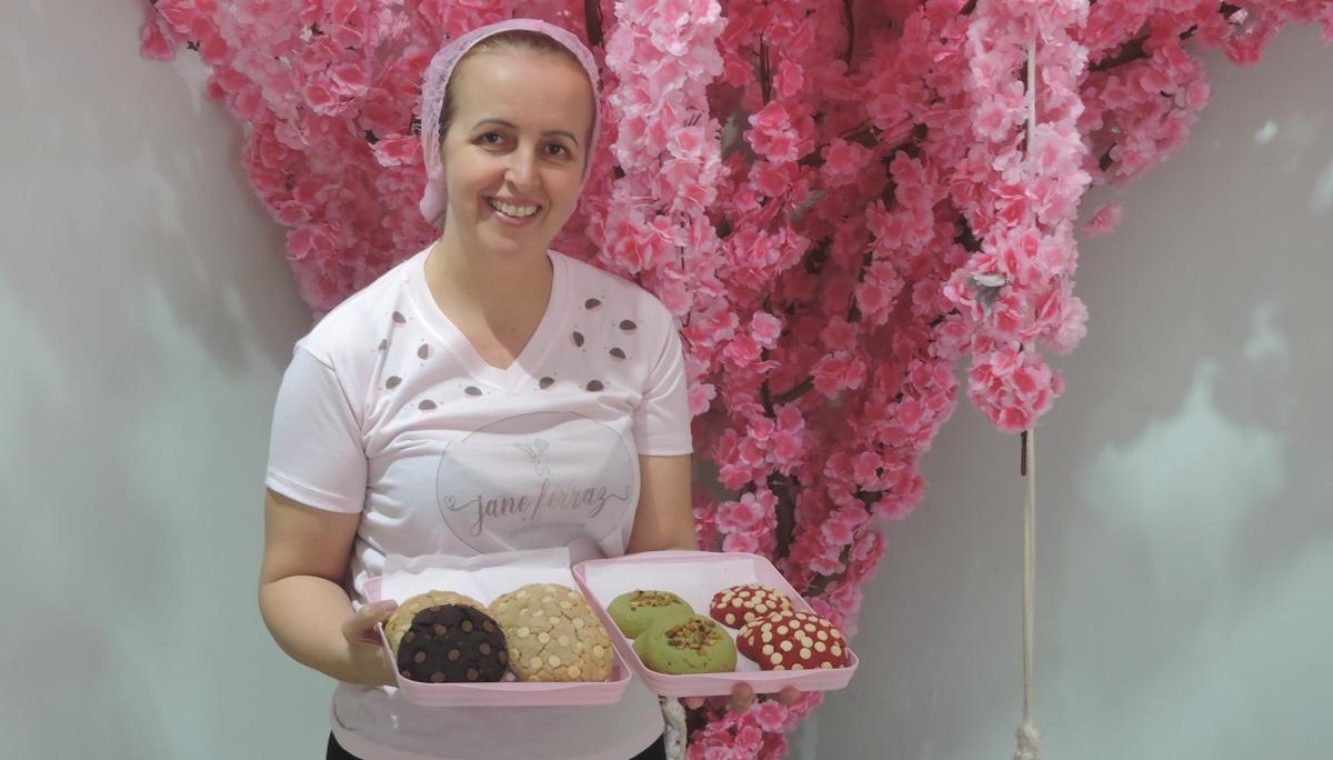 Doces, bolos, brownies, tortas e brigadeiros são as delícias feitas por Jane, na confeitaria, no centro de Itanhaém
