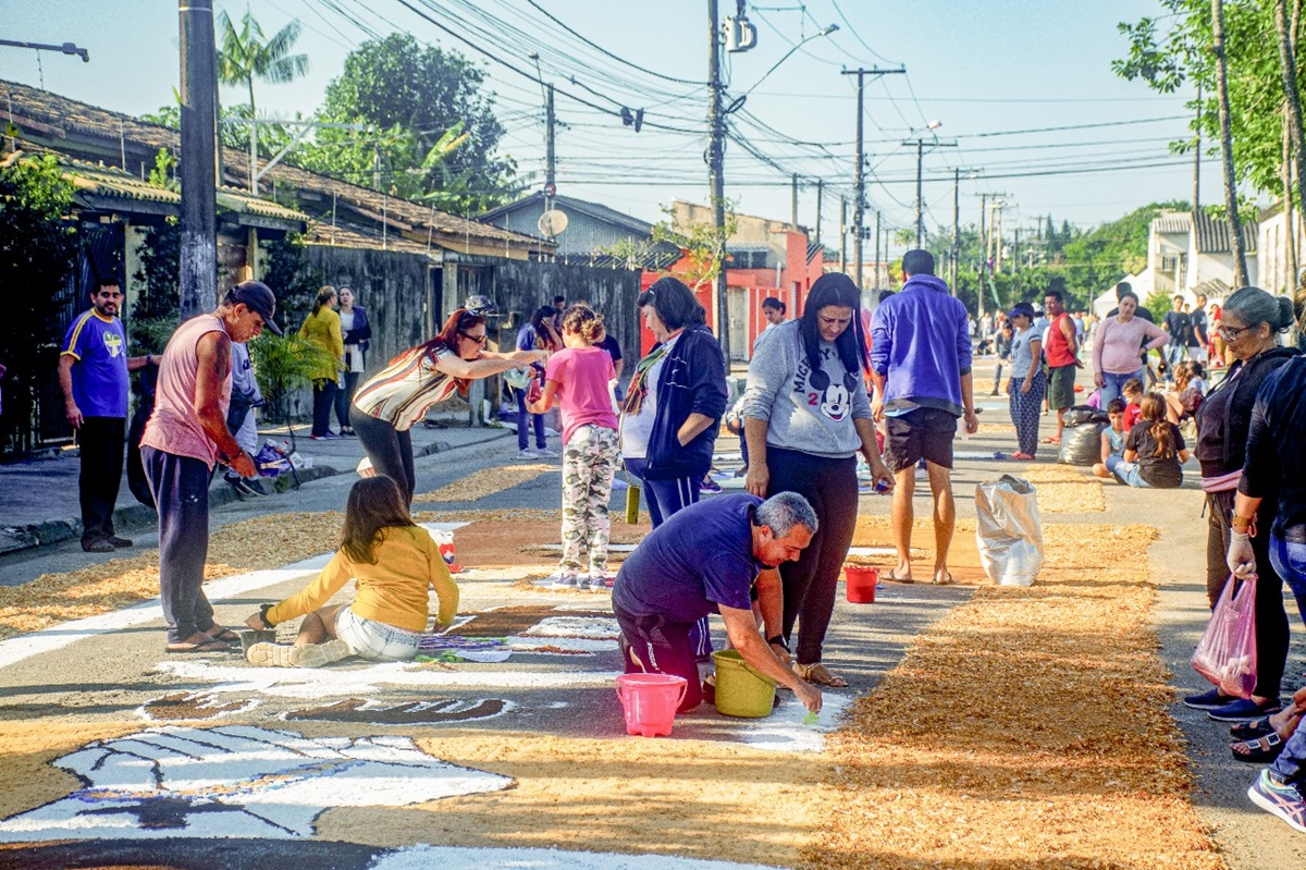 Os tapetes coloridos são feitos por jovens na avenida Rui Barbosa, onde passa a procissão, em Itanhaém