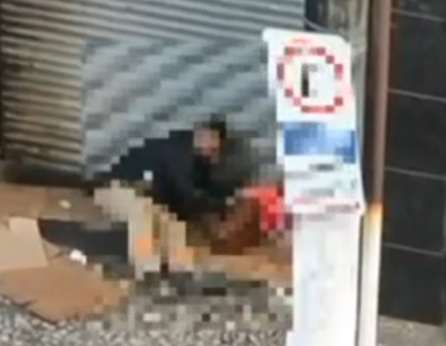Ato foi flagrado por câmera em Santos; polícia tenta identificar agressor