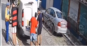 Em uma tentativa de desespero a vítima tentou fugir com o veículo, mas ele acaba sendo rendido e ameaçado