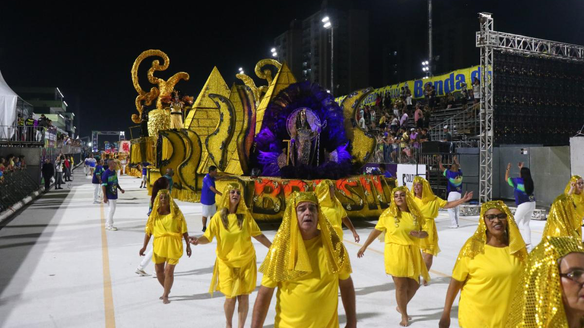 Coube a Brasil encerrar os desfiles do Santos Carnaval 2024