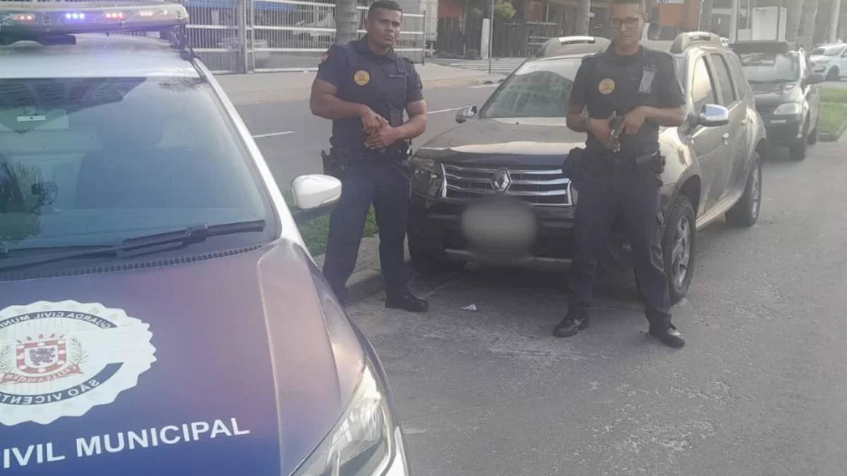 Os agentes encontraram um veículo abandonado estacionado