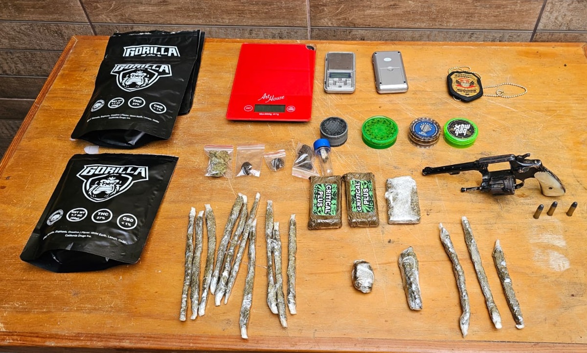 Drogas e aparatos para venda de entorpecentes foram encontrados na casa do indivíduo
