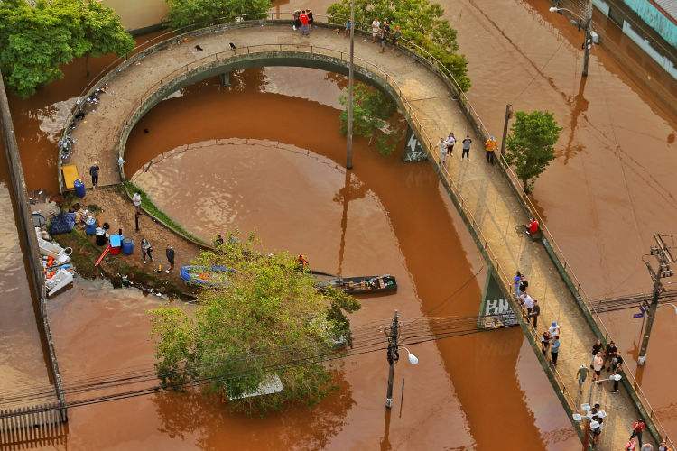 Operação de resgate com o helicóptero do Corpo de Bombeiros em Porto Alegre, no Rio Grande do Sul