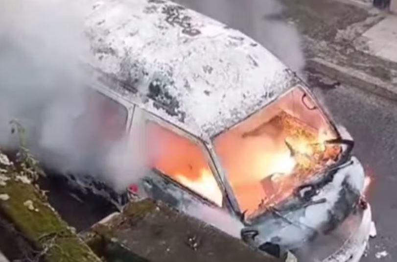 Kombi pegando fogo em Itanhaém