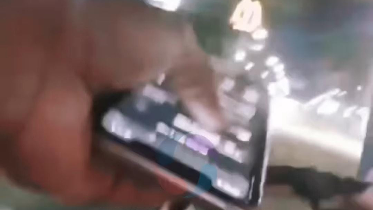 Após levar o aparelho, o mesmo ainda debocha da vítima e afirma: 'É dos 'menor'. Já era'