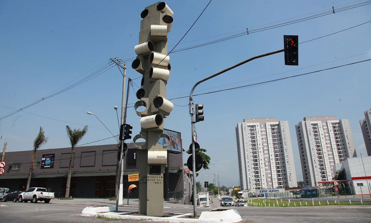 O marco rodoviário de Santos-São Vicente é de autoria de Ubirajara Ribeiro e Walter Maffei