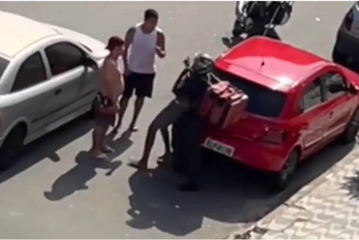 Nas imagens, é possível ver o homem imobilizando o bandido com um mata-leão e proferindo socos nele. 