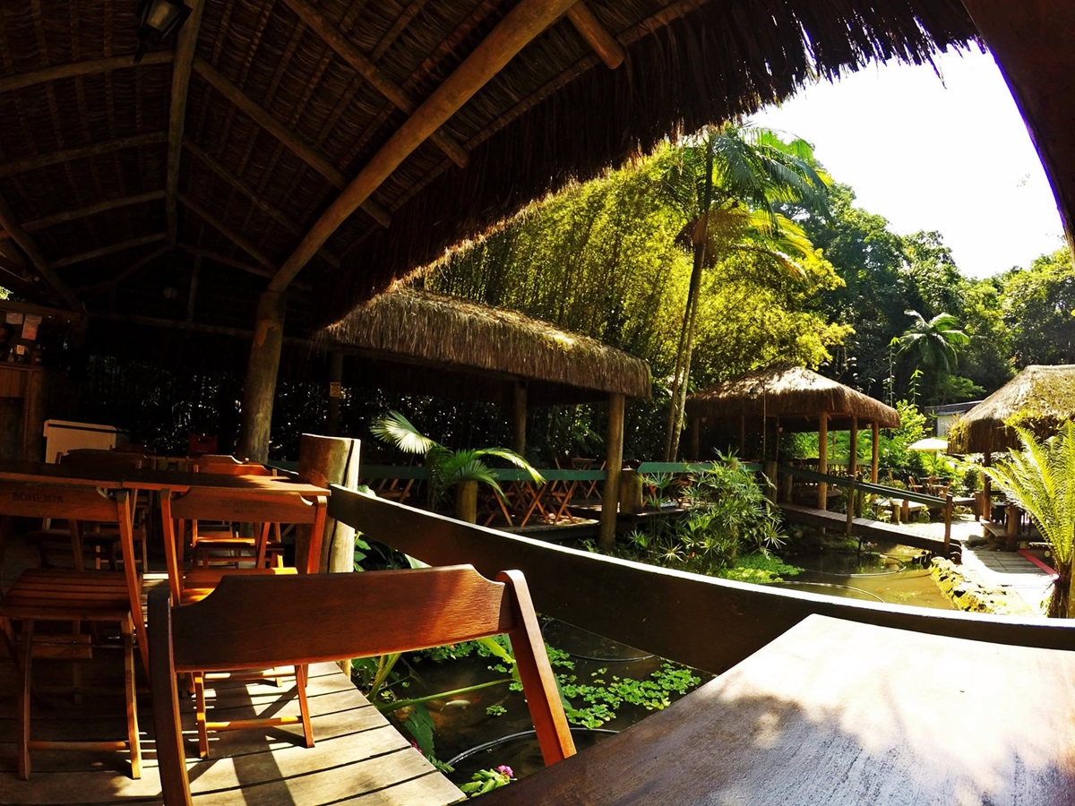 Pau do Índio é um restaurante com ambiente rústico em meio a Mata Juréia Itatins e gastronomia caiçara