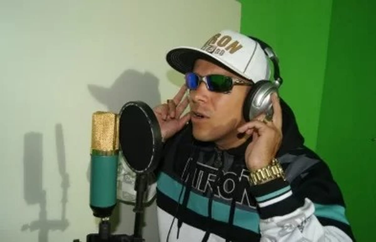 MC Primo teria sido abordado por criminosos em uma motocicleta e em um carro branco enquanto chegava em sua casa