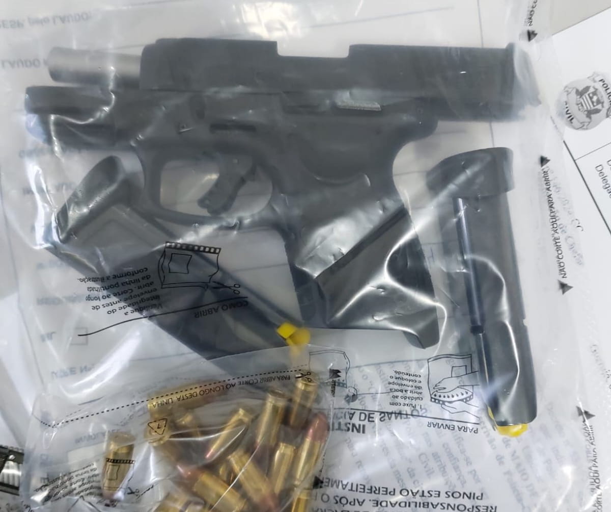 O suspeito foi indiciado pelos crimes de ameaça e disparo de arma de fogo.