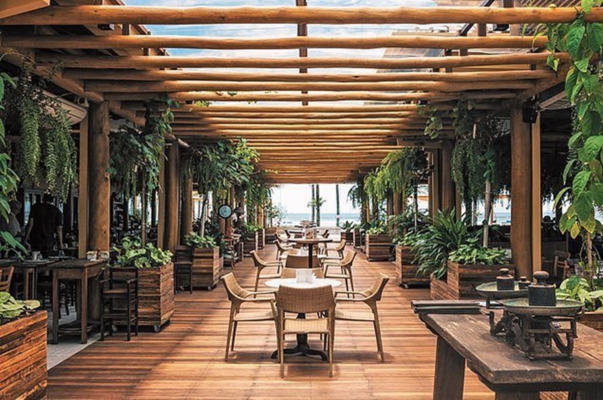 Mesas ao ar livre e integradas com a natureza são os diferenciais de alguns restaurantes da Cidade
