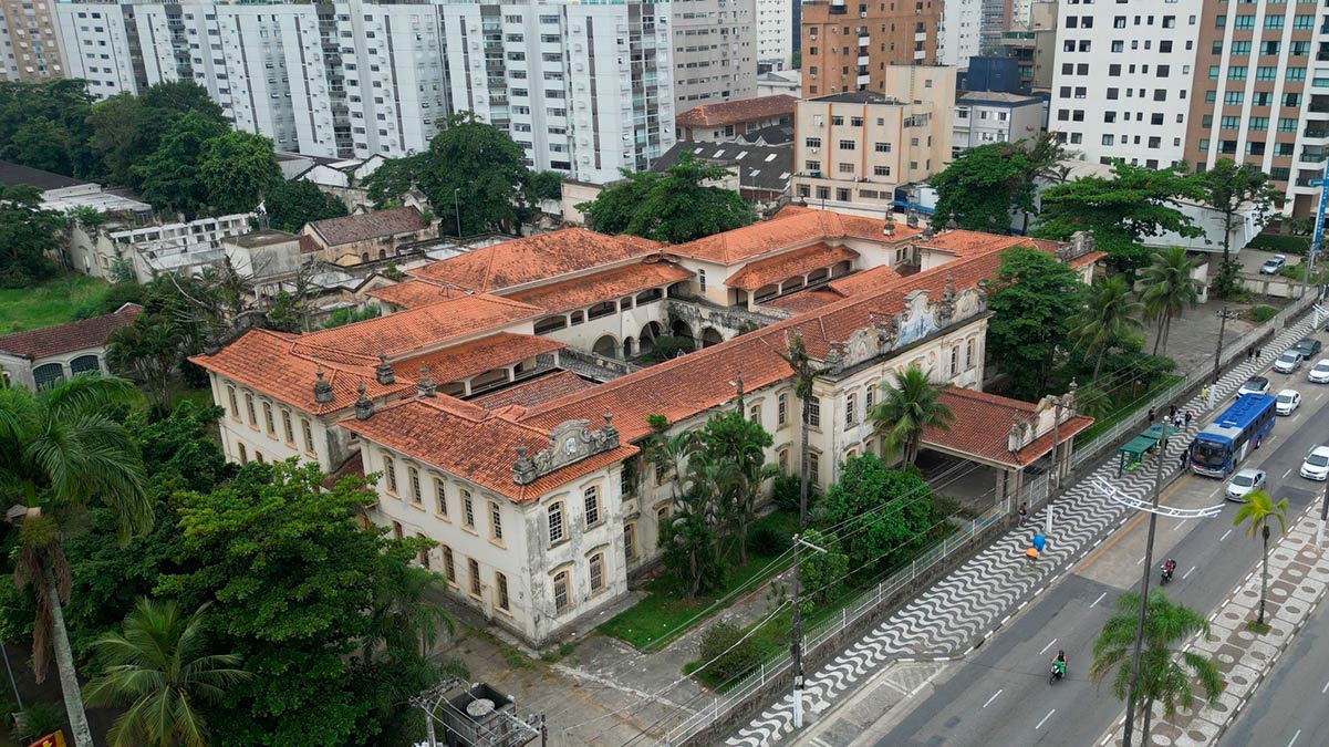 O conjunto arquitetônico na Praia da Aparecida é tombado por diversos órgãos, mas está abandonado, tomado pelo mato e em ruínas