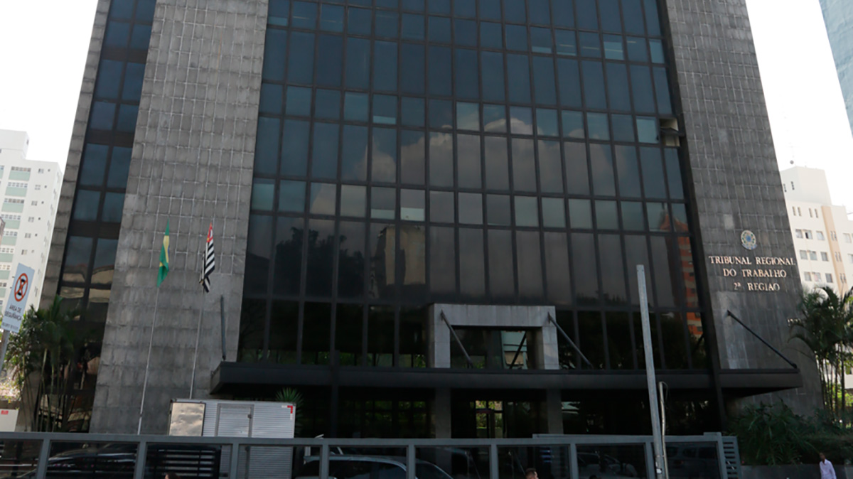 A jornada de trabalho é de 20 horas semanais e há bolsa-auxílio de R$ 1.212