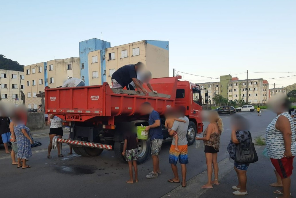 Agentes doaram os peixes à população de Ubatuba