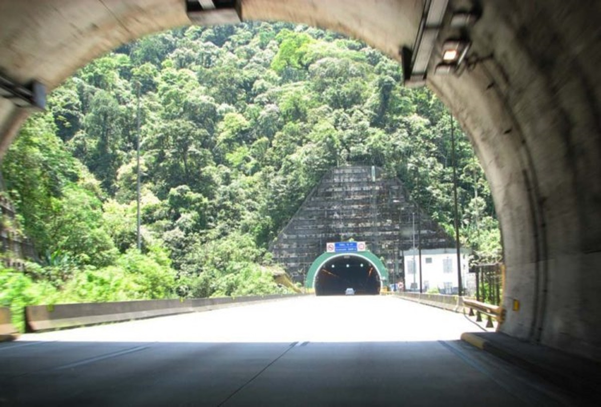 Iluminação dos túneis da Imigrantes foi prejudicada pela ação de vândalos