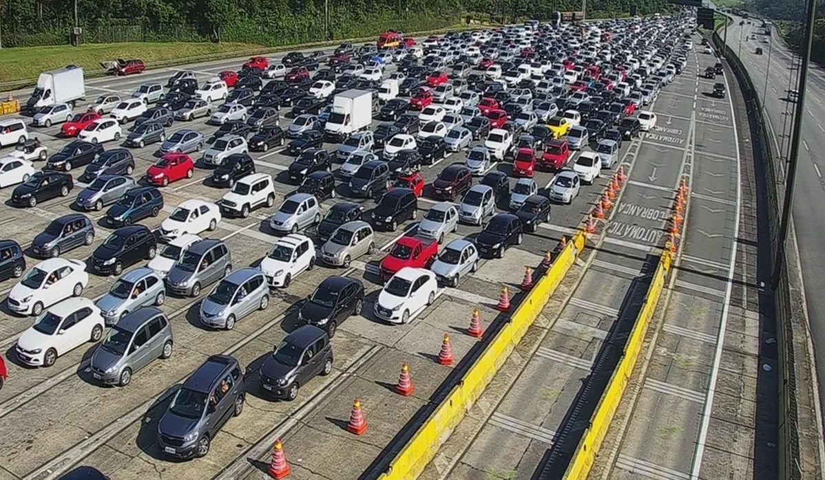 Pista norte da via Anchieta está bloqueada no trecho de serra para inversão de mão de direção