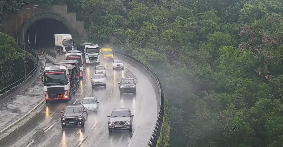 O tempo encoberto com chuva em pontos isolados, neblina no topo de serra e visibilidade parcial.